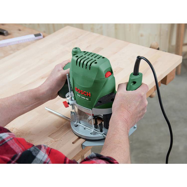 Bosch 1200W plunge router with dust extraction - British product