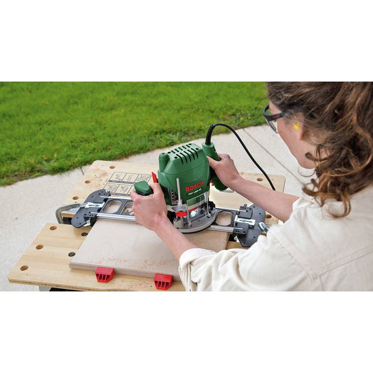 Bosch 1200W plunge router with dust extraction - British product