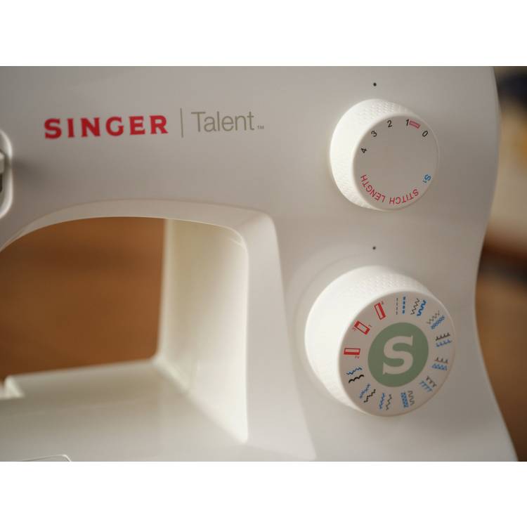 Singer 3321 Talent sewing machine with accessories - British product
