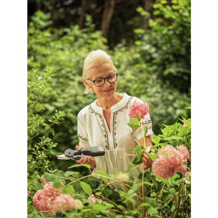 Gardena AssistCut cordless secateur, 25mm diameter - British product