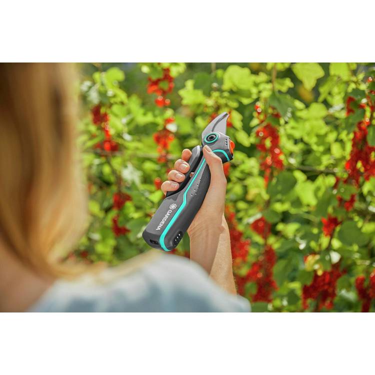 Gardena AssistCut cordless secateur, 25mm diameter - British product