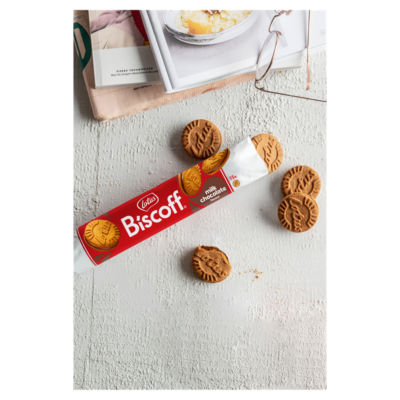Lotus Biscoff milk chocolate sandwich biscuits 150g, UK version