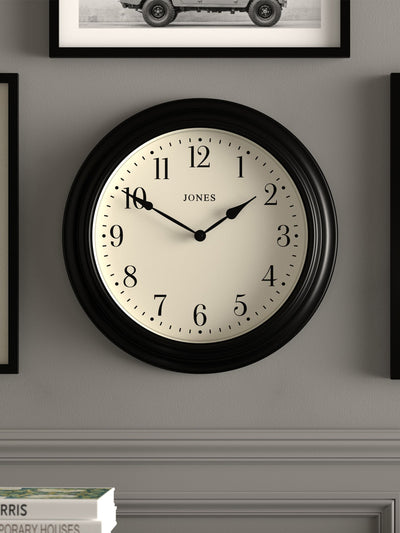 Jones Clocks Svart En Klassisk Veggklokke 40,5cm