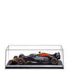 Bburago Red Bull RB20 1:24 model Max Verstappen helmet - British product
