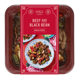 Plat préparé M&S au bœuf et à la sauce aux haricots noirs 350 g
