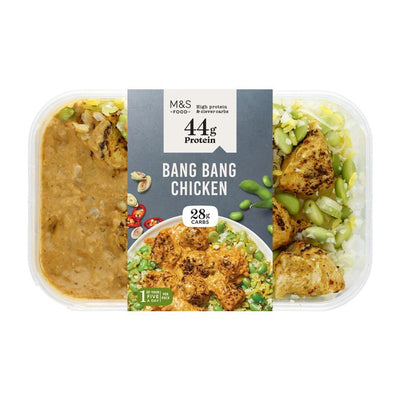 M&S دجاج بانج بانج عالي البروتين مع زبدة الفول السوداني وجوز الهند والفلفل الحار وجبة جاهزة 355 جرام