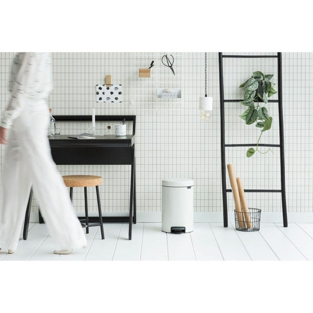 Brabantia white household pedal bin 12L - British product