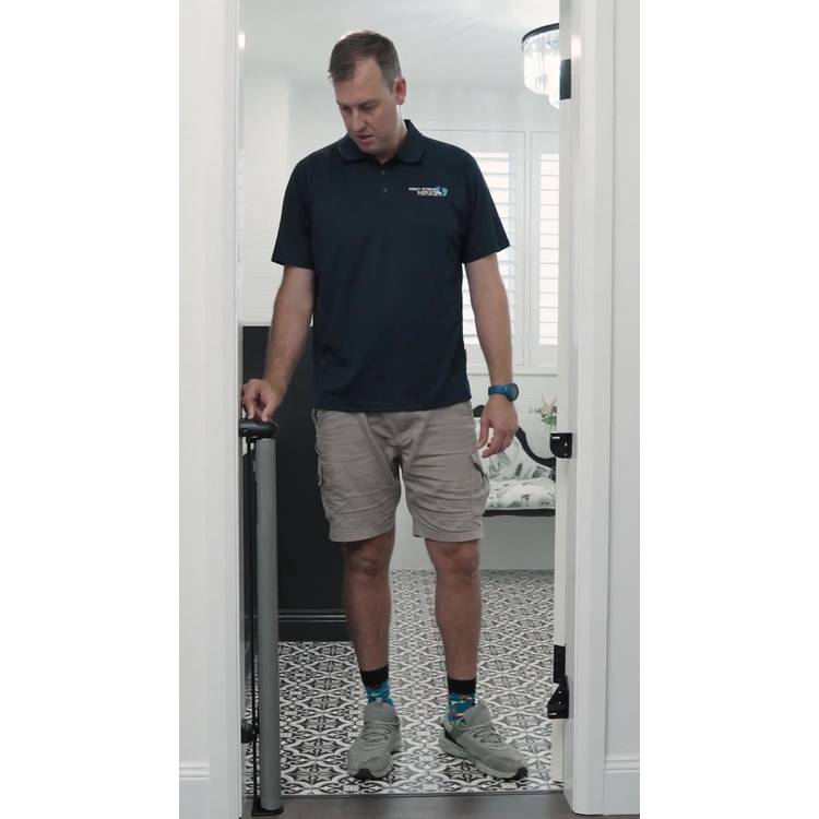 Dreambaby retractable gate grey fits 60-140cm, UK version