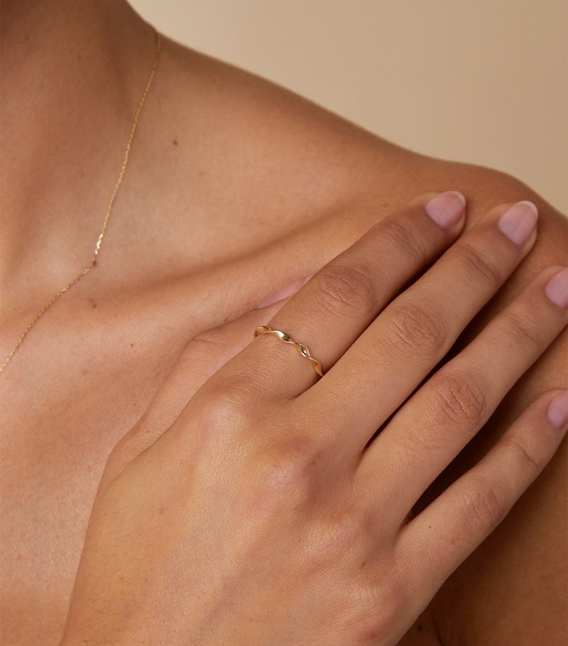 Astrid & Miyu yellow gold twist ring, UK version