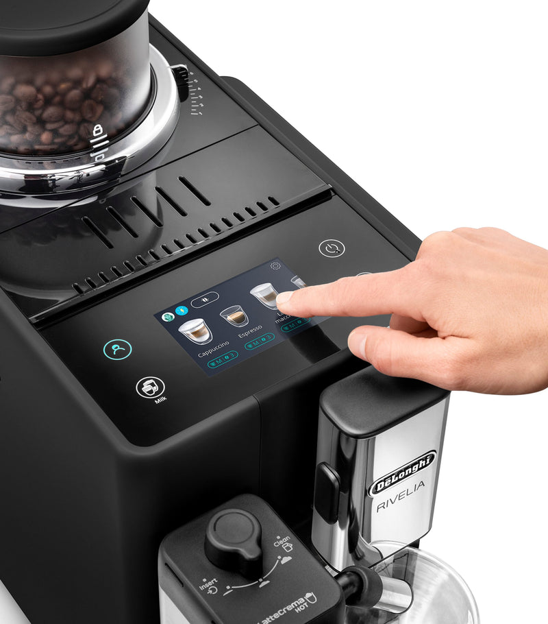 De'Longhi Rivelia coffee machine with touch display and milk carafe - British product