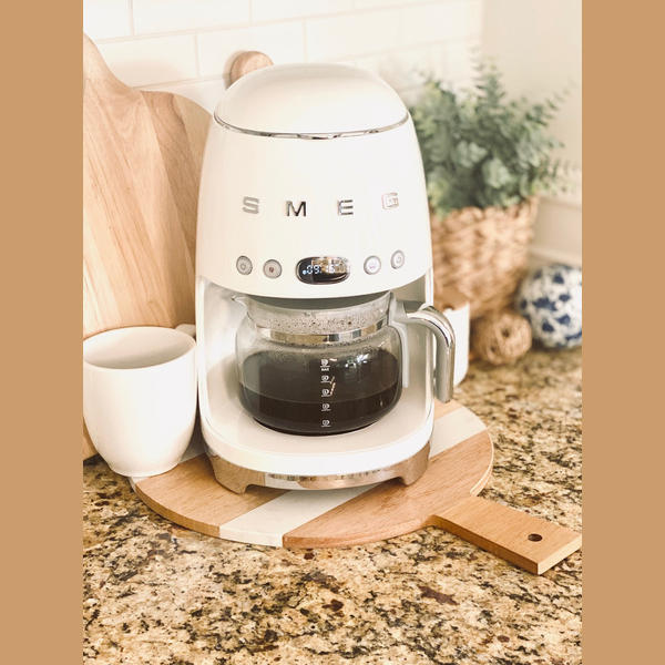 Smeg DCF02 drip coffee machine in White, UK version