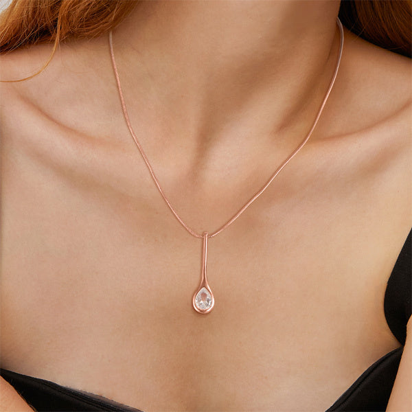 Livingandhome rose gold teardrop necklace 45cm, imported from the UK