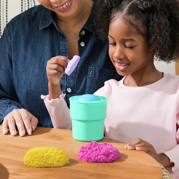 Kinetic Sand Squish Blossom sensory sand kit 227g, UK version