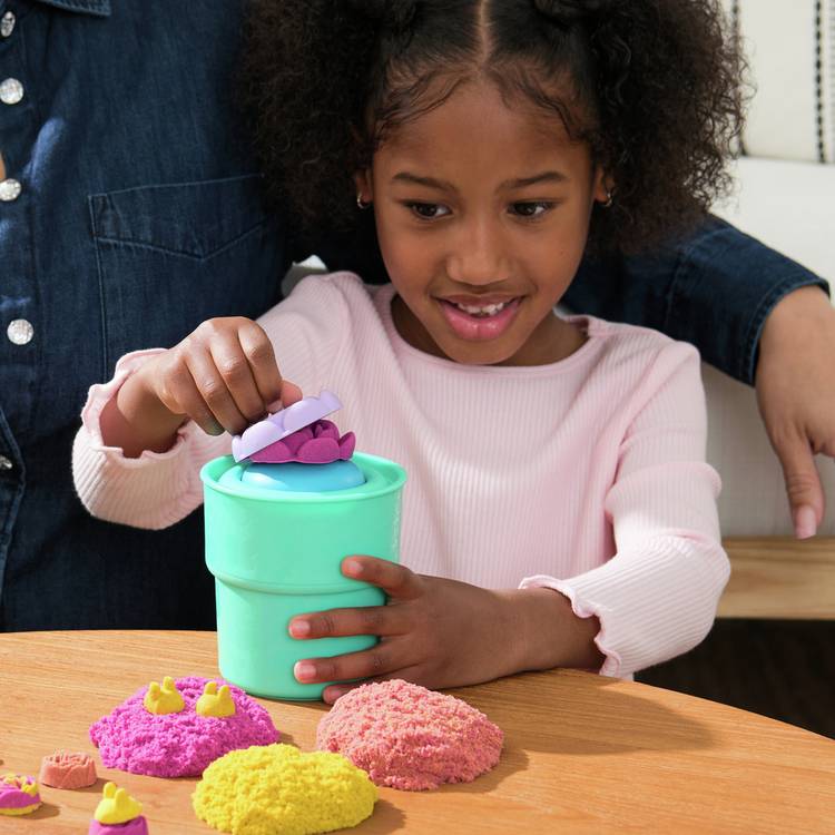 Kinetic Sand Squish Blossom sensory sand kit 227g, UK version