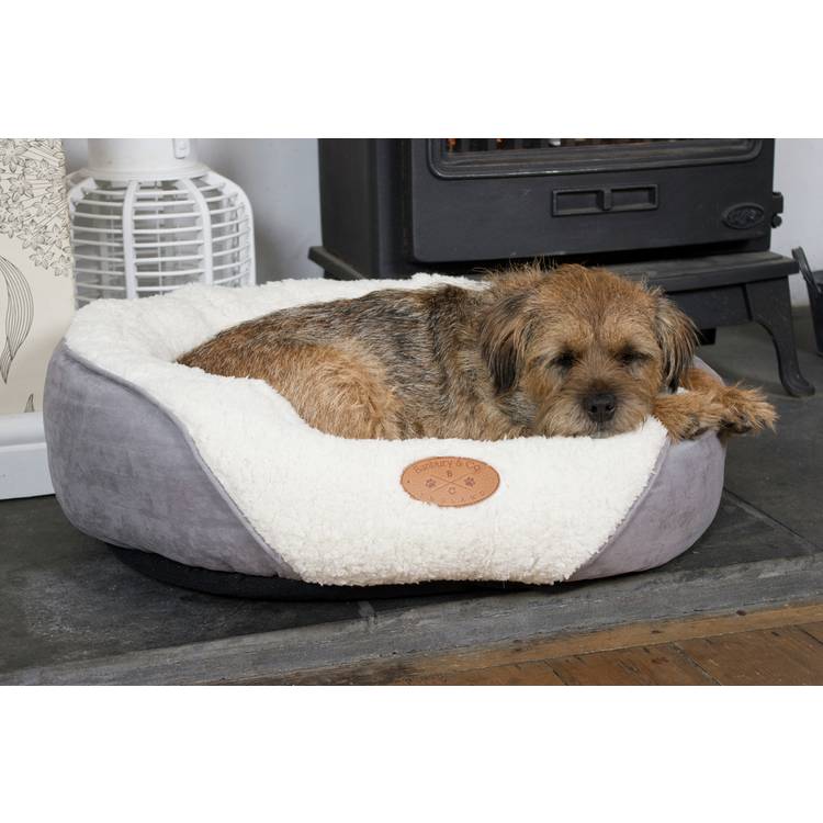 Banbury & Co luxury dog bed medium, imported from the UK