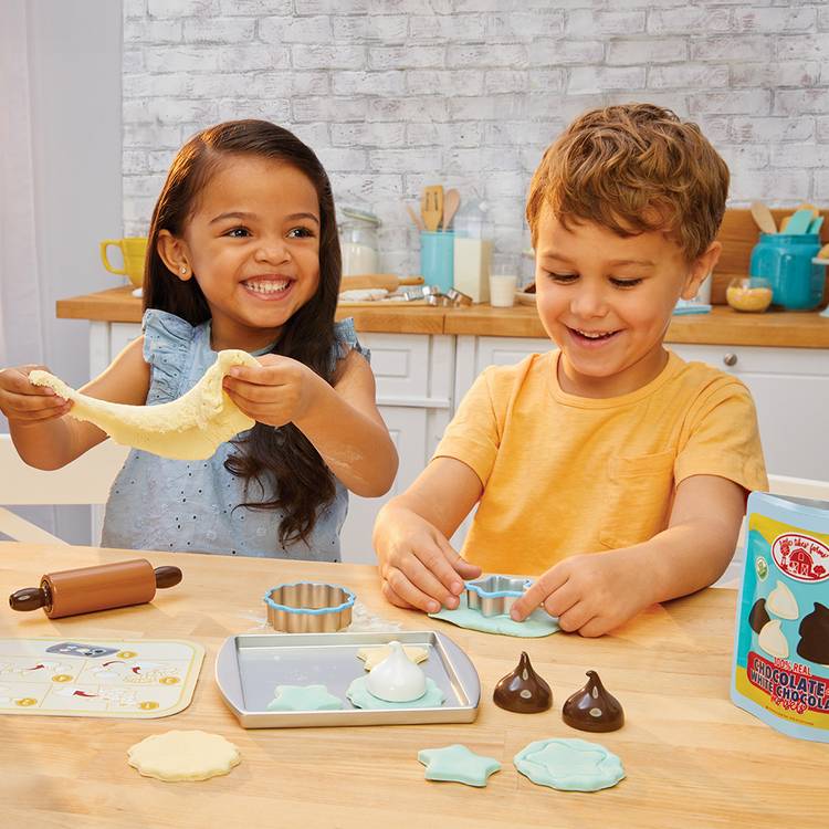 Little Tikes Creative Chefs Kit toy baking set, imported from the UK