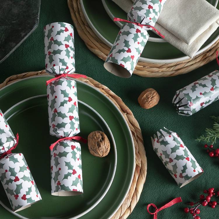 Argos Home Holly Christmas crackers pack of 12 - British product