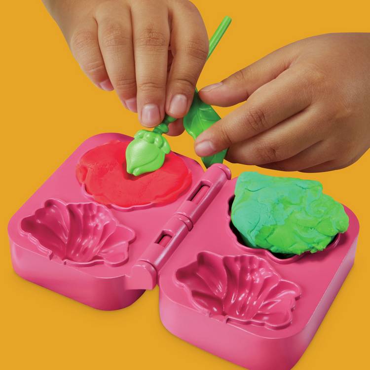 Play-Doh Blooming Flowers children's playset with 5 tubs and 15 accessories (British brand)