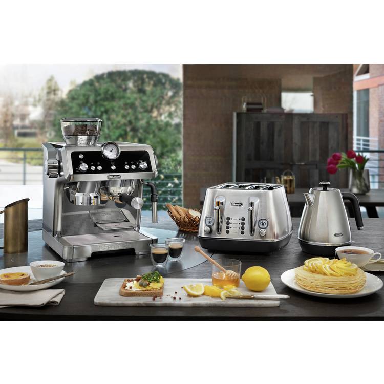 De'Longhi stainless steel kettle 1.7L, imported from the UK