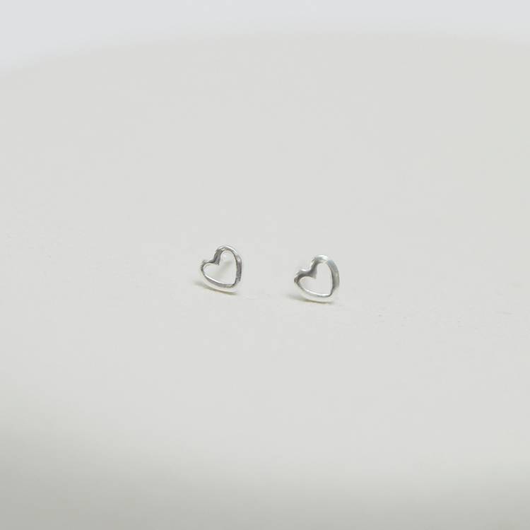 Simple Silver open heart stud earrings 5mm - British product