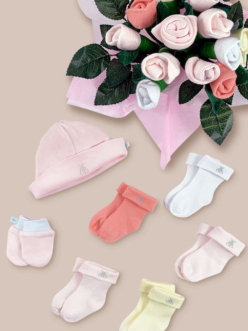 سلة هدايا ترحيبية وردية من Babyblooms مع دمية فرانكي بير الناعمة - منتج بريطاني