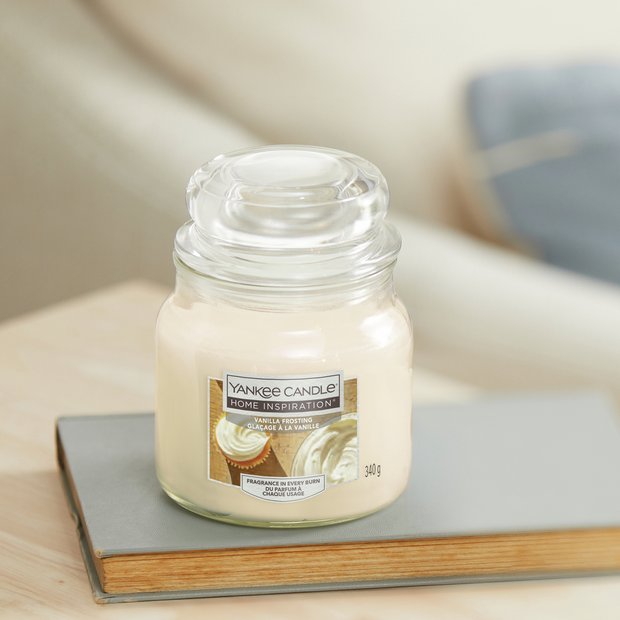 Yankee Candle scented candle Vanilla Frosting medium, imported from the UK