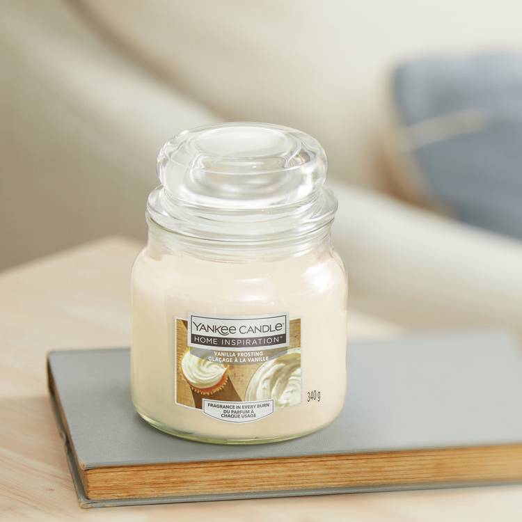 Yankee Candle scented candle Vanilla Frosting medium, imported from the UK