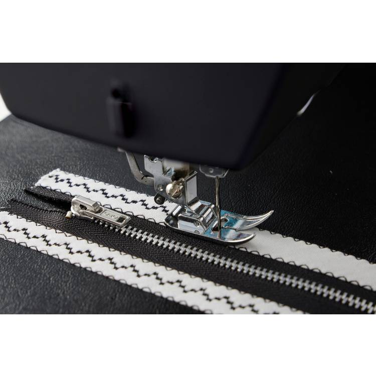 Singer heavy duty sewing machine with 32 stitches UK version