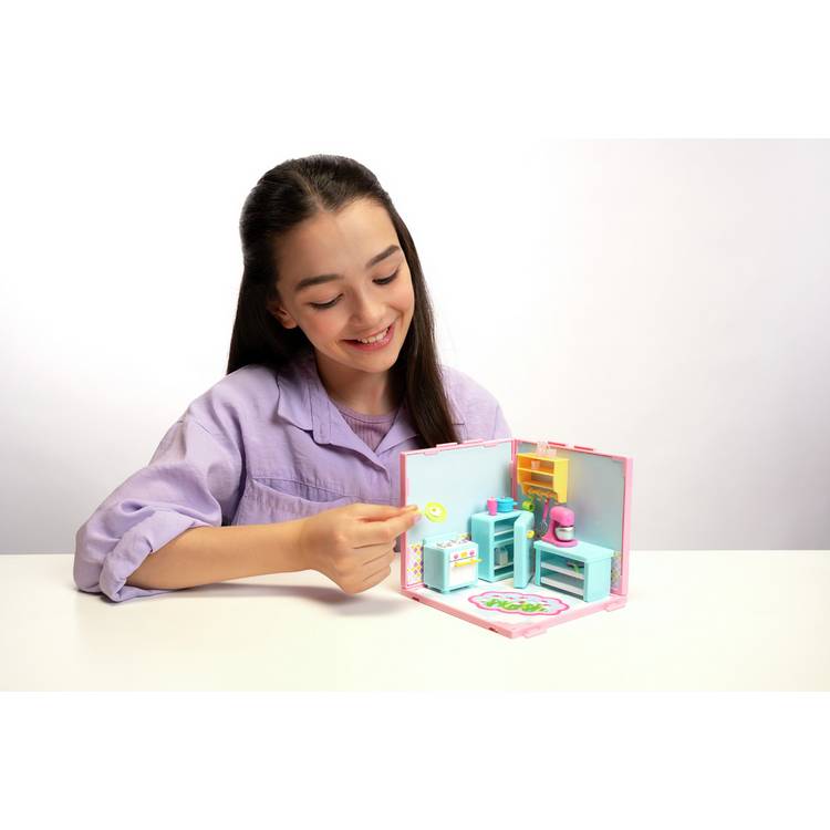 Suite Spaces dollhouse kitchen set with 20 pieces, UK version