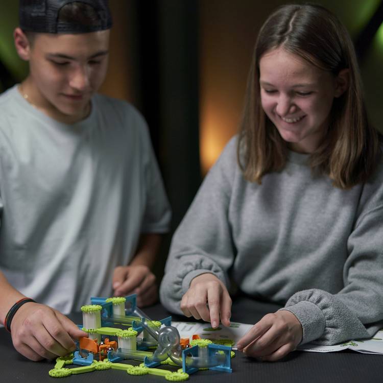 Geomag magnetic construction set Gravity Loops and Turns 130 pieces - British product