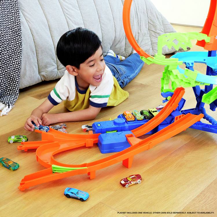 Hot Wheels stunt track playset with motorised booster and toy car (British brand)