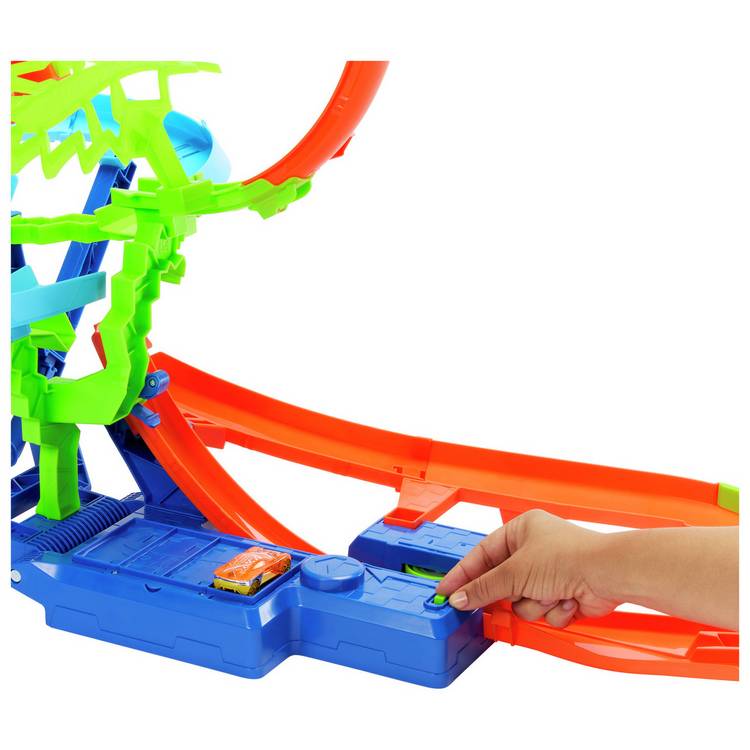 Hot Wheels stunt track playset with motorised booster and toy car (British brand)