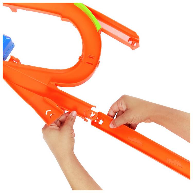 Hot Wheels stunt track playset with motorised booster and toy car (British brand)