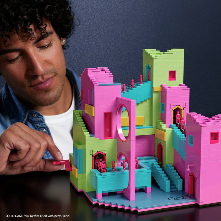Mega Squid Game staircase building set with action figure (British brand)