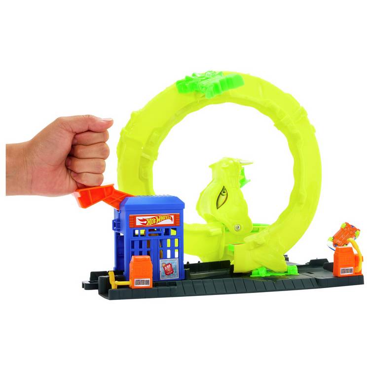 Hot Wheels Snake Spiral Attack playset and die-cast car - British product