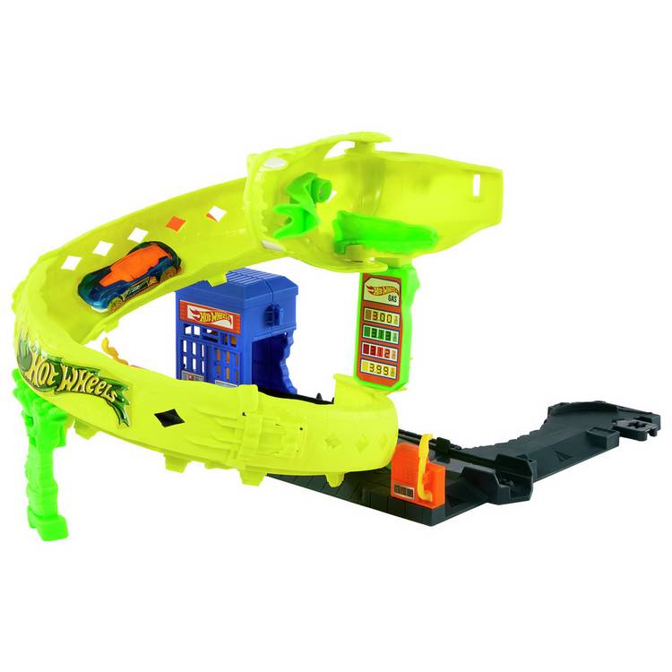 Hot Wheels Snake Spiral Attack playset and die-cast car - British product