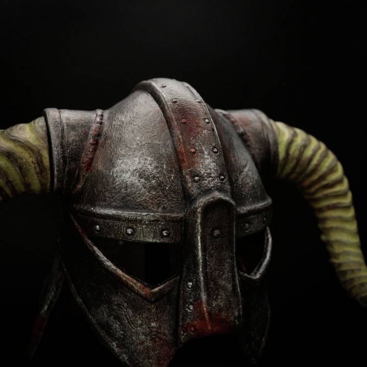 Skyrim Dragonborn Helmet replica hand-painted limited edition - British product