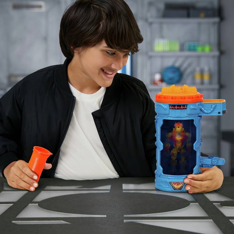 Mr Beast Lab Flame Panther action figure 14cm, UK version