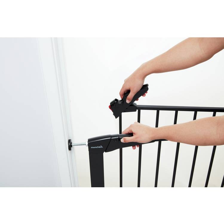 Munchkin Lindam Maxi safety gate black pressure fit - British brand