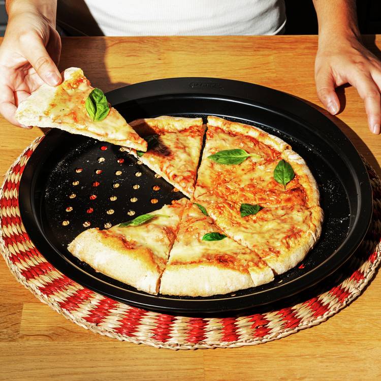 Pyrex non-stick pizza tray 31cm, imported from the UK