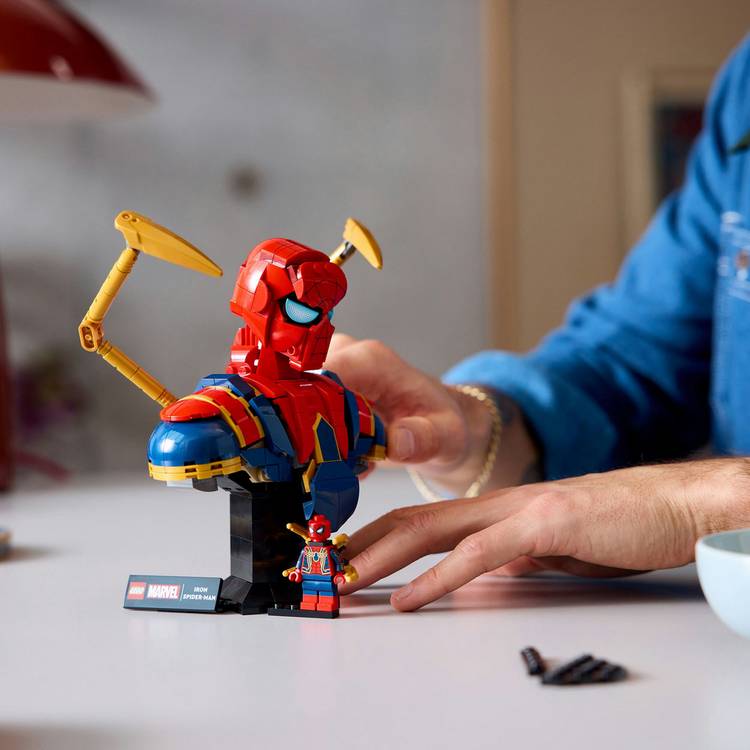 LEGO Iron Spider-Man bust building set 379 pieces, UK version