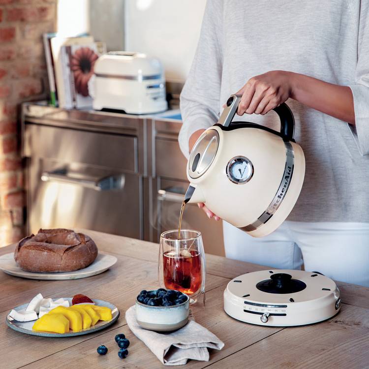 KitchenAid Artisan kettle Almond Cream 1.5 litres - British product