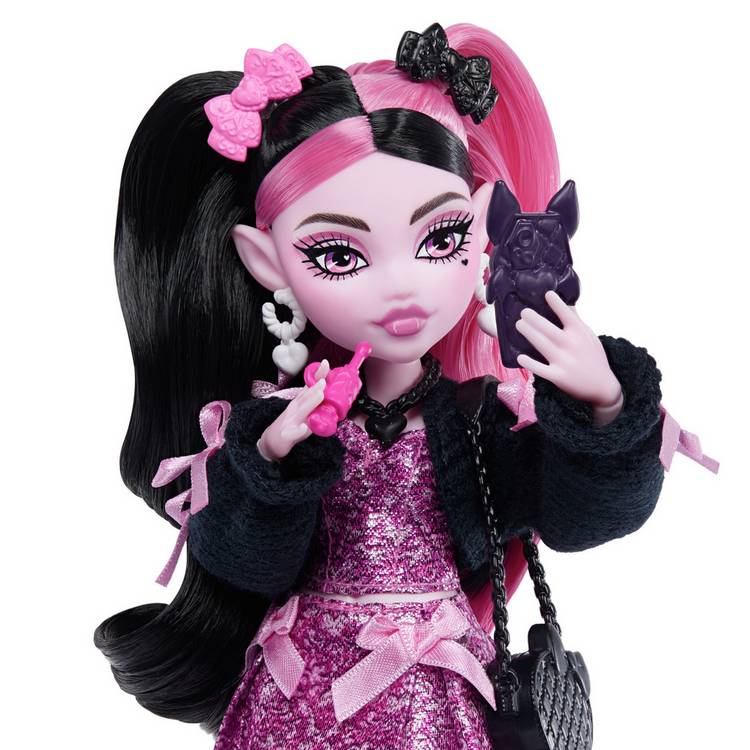 Monster High Draculaura fashion doll with accessories, UK version