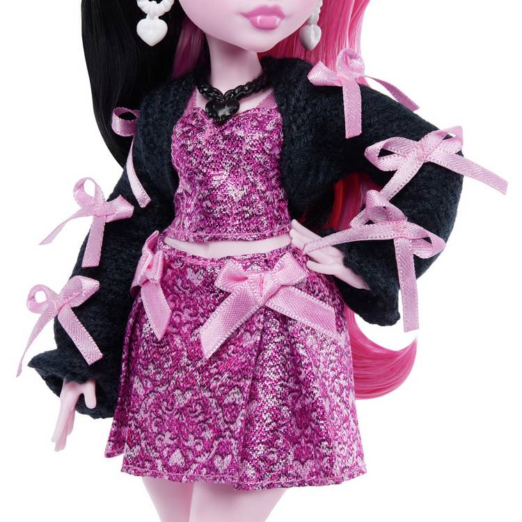 Monster High Draculaura fashion doll with accessories, UK version