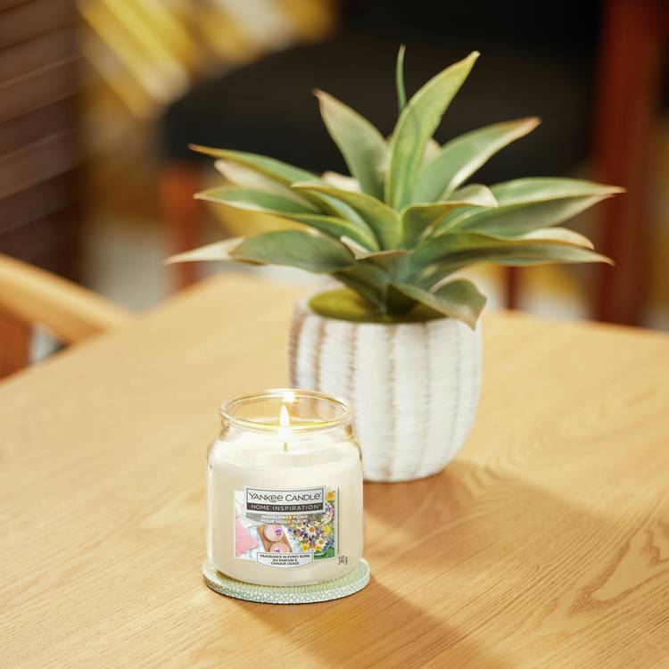Yankee Candle scented jar candle Wildflower Picnic medium - British product