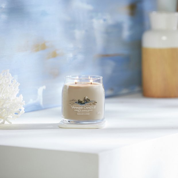 Yankee Signature Medium Candle Amber and Sandalwood, UK version
