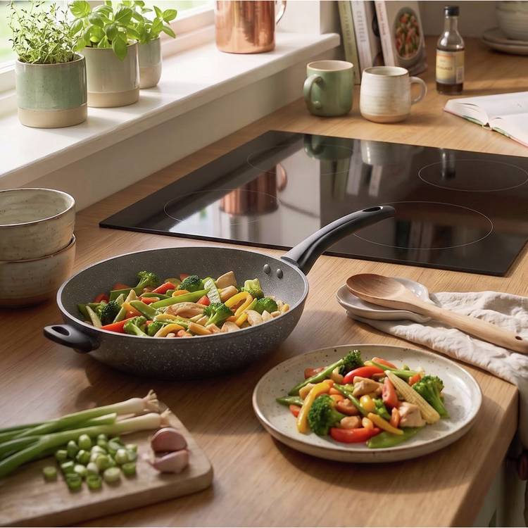 Salter PFAS-free aluminium wok 28cm with lid, UK version