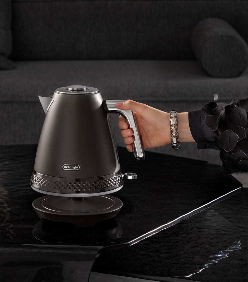 De'Longhi stainless steel Diadema electric kettle - British product