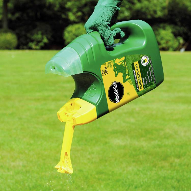 Miracle-Gro Complete 4 in 1 granular lawn treatment 80m2, UK version