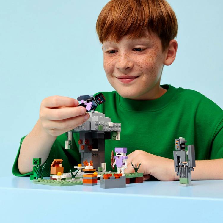 LEGO Minecraft Pale Garden building toy 243 pieces - British product